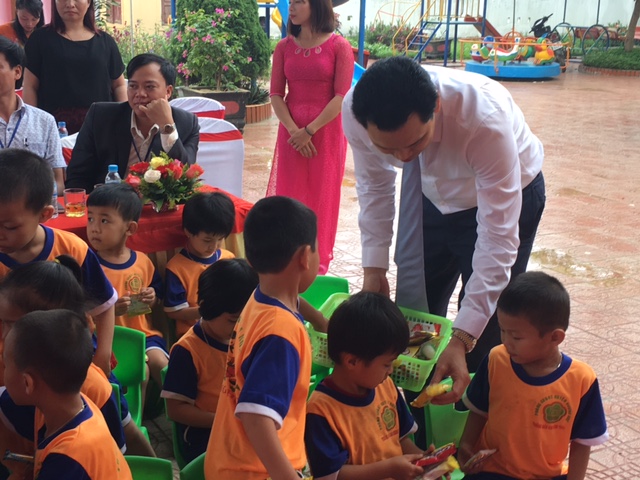 TGĐ Maritime Bank tặng quà cho các cháu trường Mầm non Hương Thủy.
