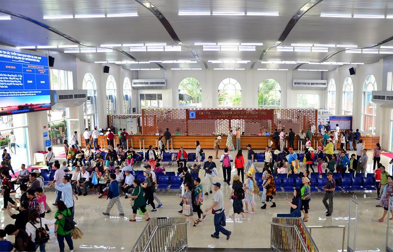 Nhà ga tại Cảng Tàu Quốc tế Tuần Châu luôn nhộn nhịp đón khách đi thăm quan Vịnh Hạ Long.