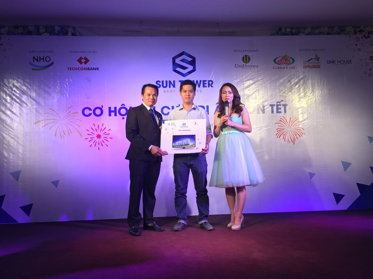 Trao thưởng cho khách hàng tại sự kiện mở bán Sun Tower.