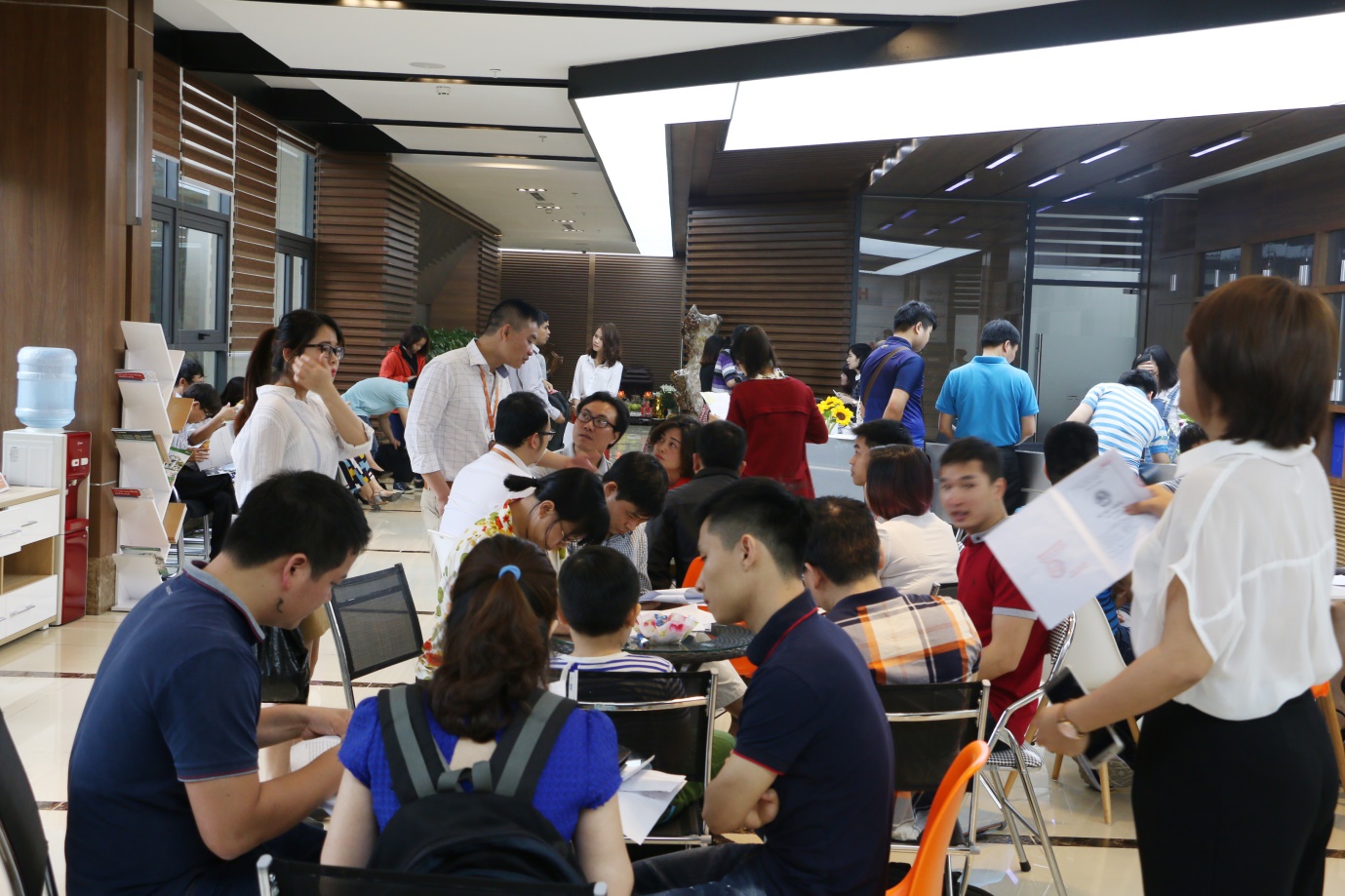 Khách hàng làm hồ sơ nhà ở xã hội tại dự án The Vesta.