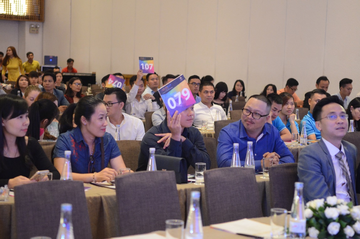 Đại diện các hãng lữ hành du lịch đang “tranh giành” những suất phòng tại Cocobay Đà Nẵng thông qua hình thức đấu giá trực tiếp.