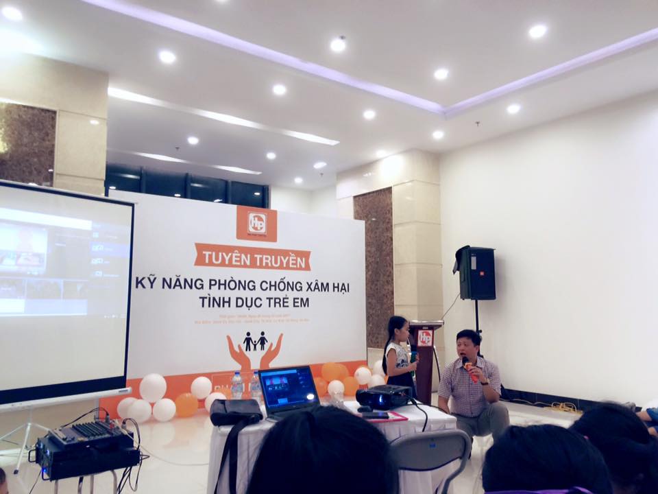 Tiến sĩ Phạm Mạnh Hà tại buổi hướng dẫn kỹ năng phòng chống xâm hại tình dục trẻ em dành cho cư dân Usilk.