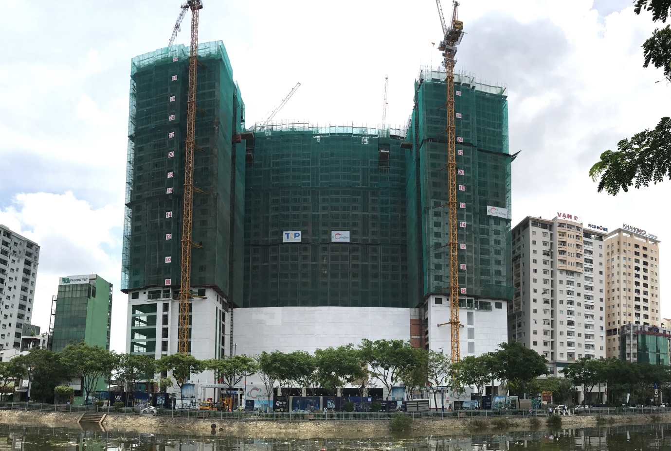 Được tích hợp hàng loạt tiện ích đẳng cấp, xứng tầm tiêu chuẩn của khu phức hợp cao cấp, các cư dân The GoldView sẽ có sự trải nghiệm tuyệt vời với những giá trị sống đích thực ngay trung tâm thành phố.