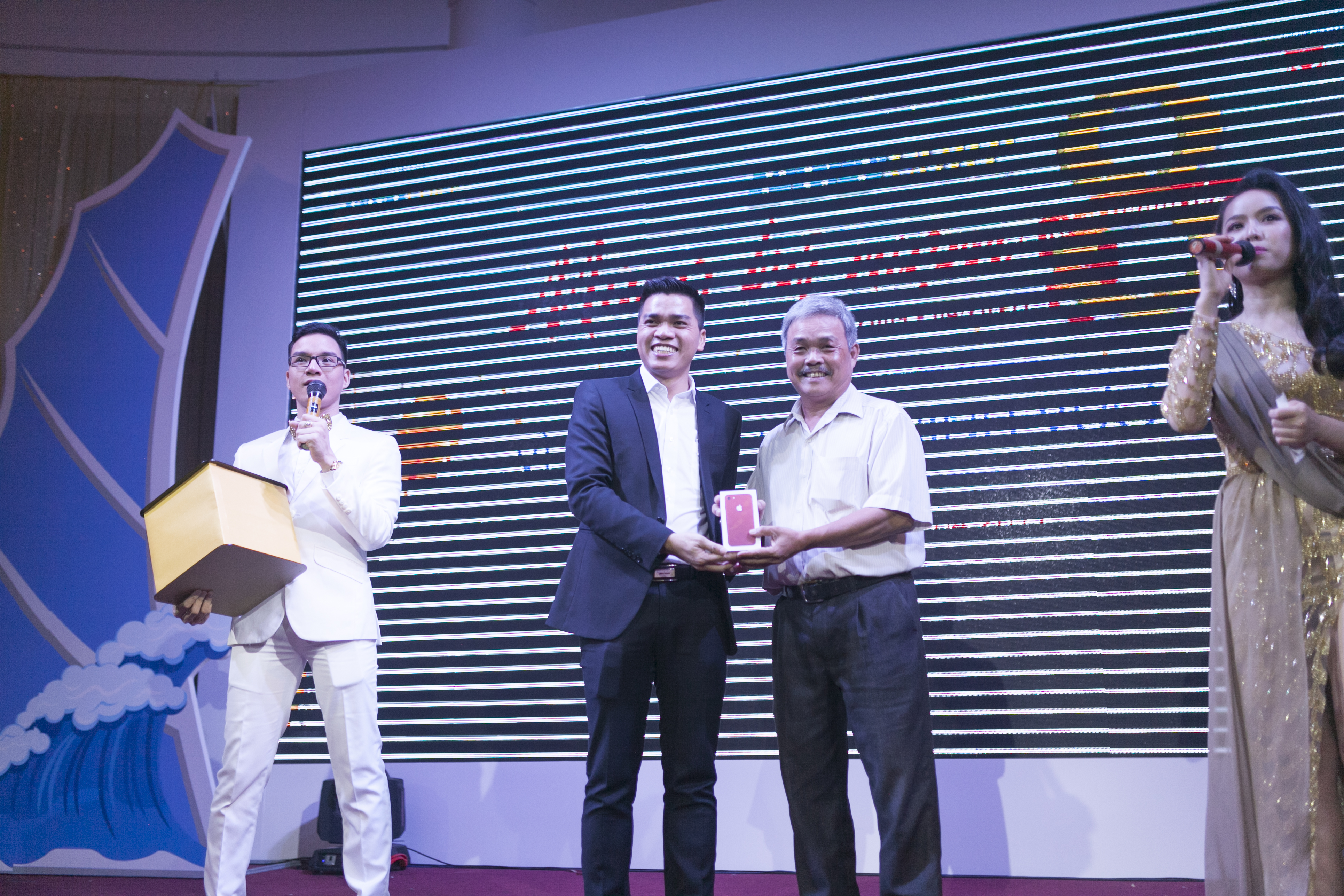 Khách hàng may mắn nhận điện thoại Iphone 7 Red từ PGTCorp.