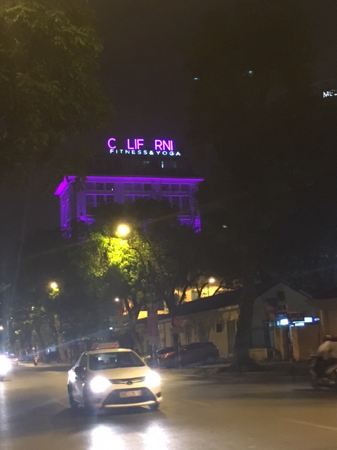 Một Trung tâm California Fitness & Yoga tại trung tâm của thủ đô Hà Nội cũng tắt đèn truyền đi thông điệp nâng cao ý thức.