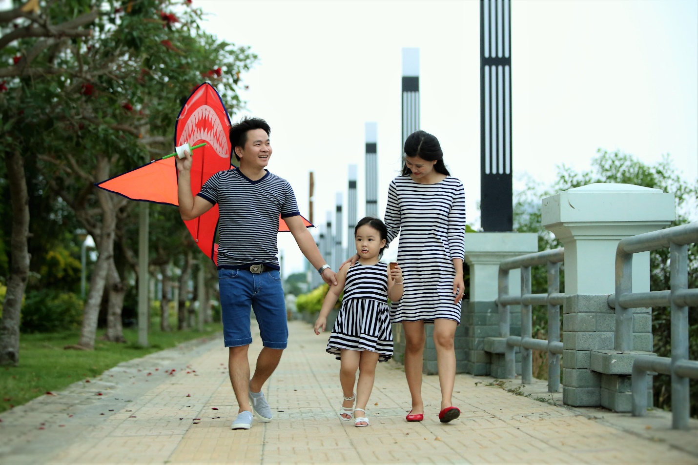 Cư dân The Era Town tản bộ mỗi chiều tại công viên bờ sông dài gần 2km.