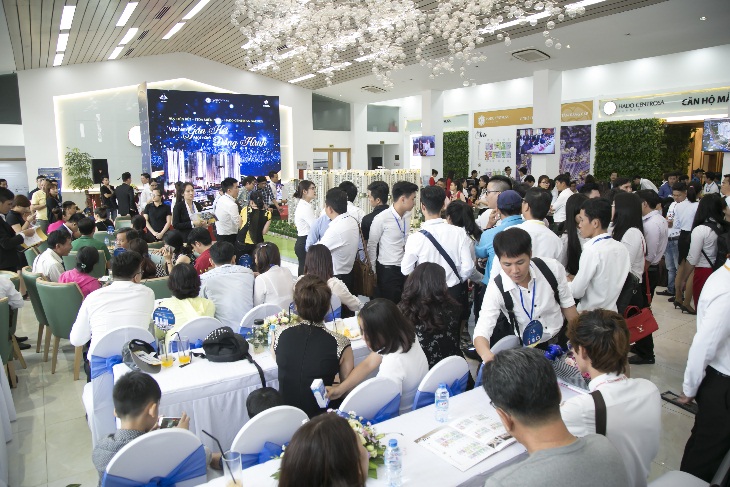 Gần 300 khách hàng tham dự sự kiện “Một năm gắn kết, một năm đồng hành”.