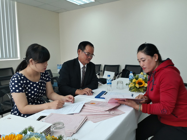 Cư dân chung cư Vicoland Đà Nẵng ký nhận sổ hồng.