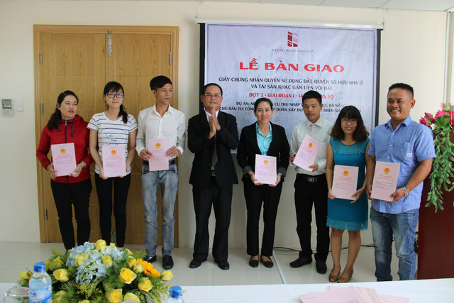 Ông Hồ Kỷ - Phó Tổng Giám đốc Tập đoàn Vicoland trao sổ hồng cho cư dân Vicoland Đà Nẵng.