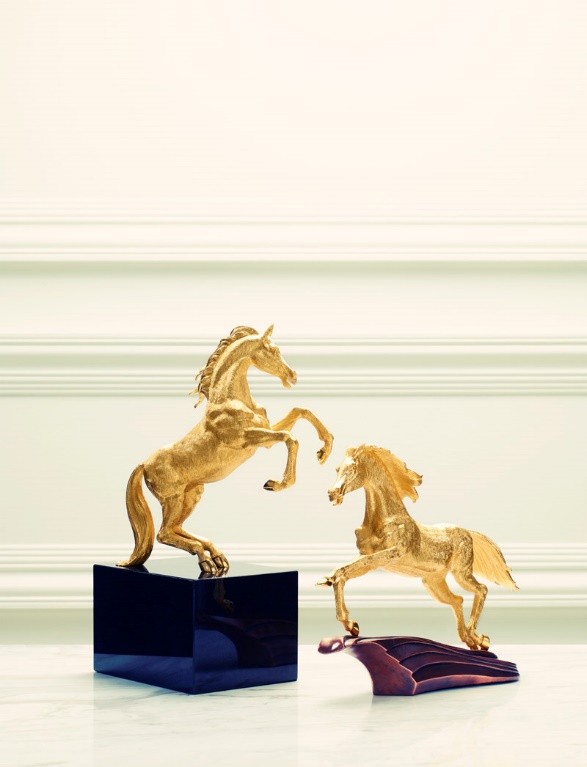 Tượng “Ngựa Chiến Thắng” được mạ vàng 24K, vươn mình trên đế granit vững chãi.