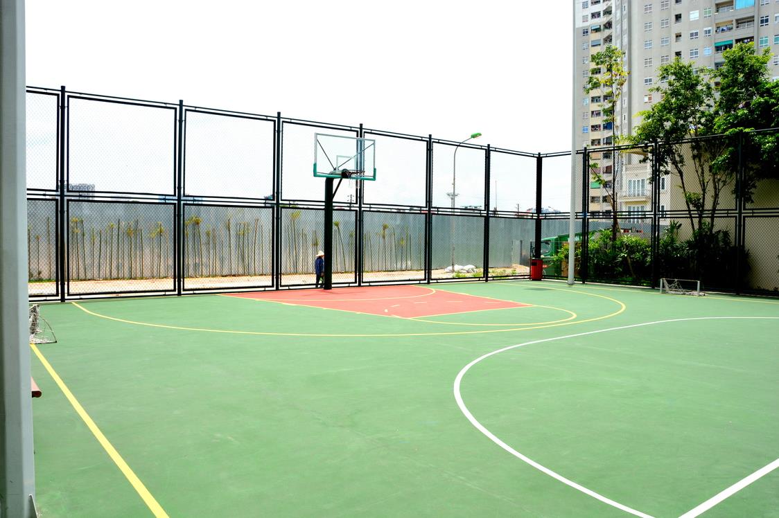 Sân bóng rổ của dự án.