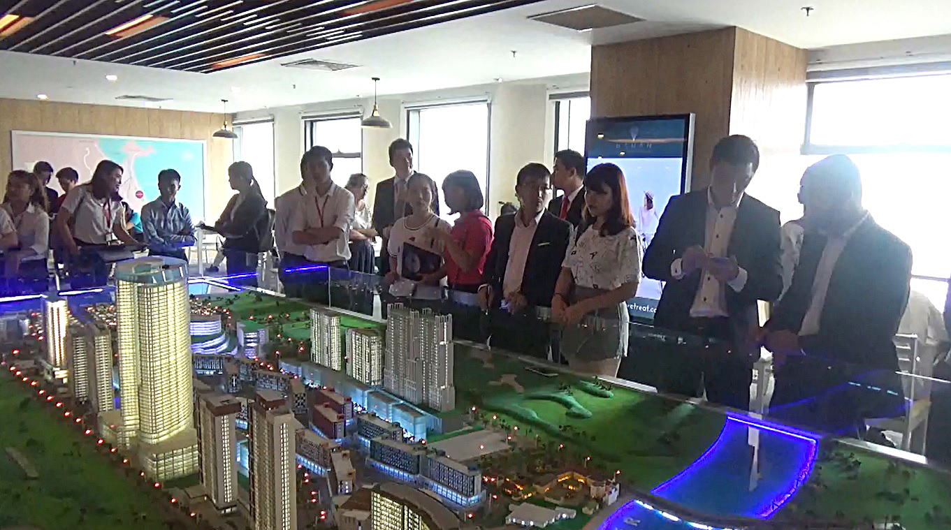 Khách hàng tìm hiểu về dự án Cocobay.