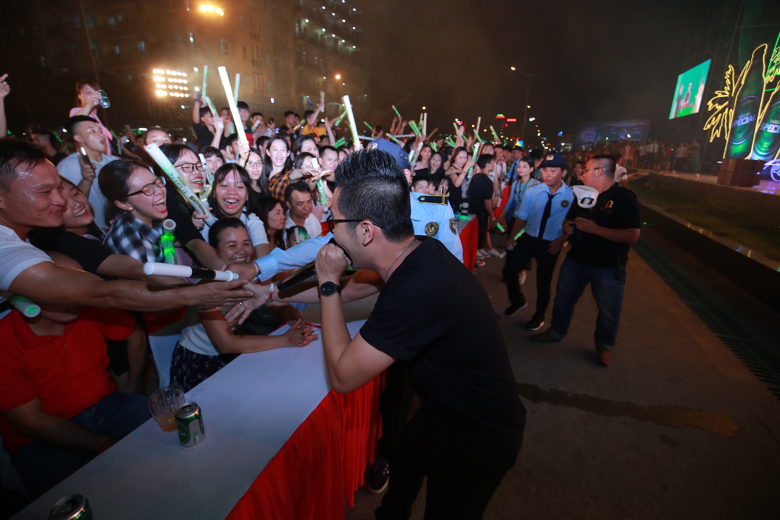 Sau Sầm Sơn, đến lượt giới trẻ Đà Nẵng háo hức chờ đợi “bùng nổ” cùng Đông Nhi, Will tại Beach Festival 2018 - Ảnh 8. Sau Sầm Sơn, đến lượt giới trẻ Đà Nẵng háo hức chờ đợi “bùng nổ” cùng Đông Nhi, Will tại Beach Festival 2018 - Ảnh 8.