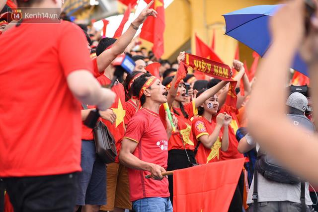 Trước chung kết 2 ngày, cổ động viên Việt Nam truyền tay nhau bí quyết cổ vũ truyền lửa cho đội tuyển - Ảnh 3.