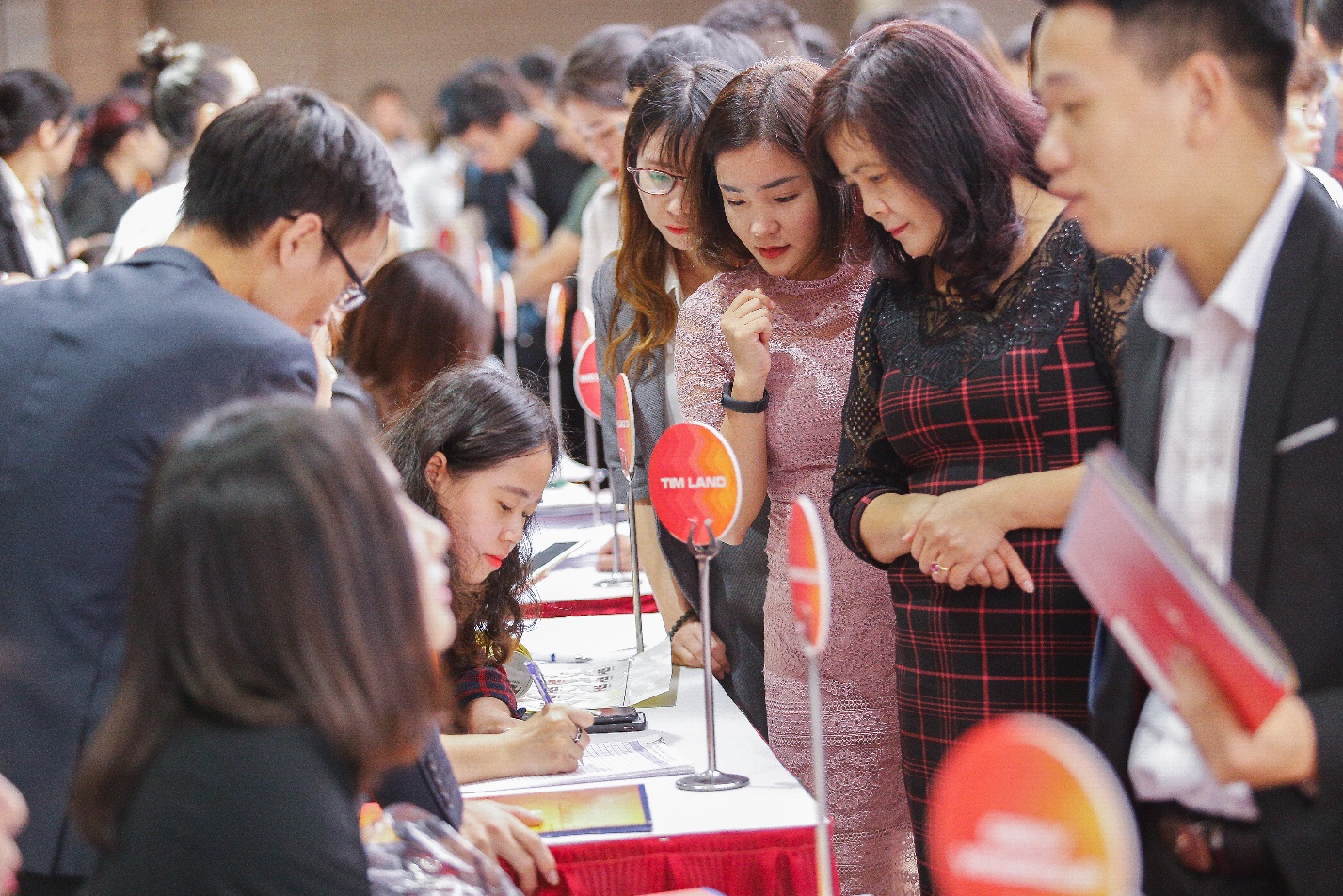 VinCity lại gây chú ý với hàng nghìn người chen chân thăm nhà mẫu tại dự án thứ 2 mang tên VinCity Sportia - Ảnh 1. VinCity lại gây chú ý với hàng nghìn người chen chân thăm nhà mẫu tại dự án thứ 2 mang tên VinCity Sportia - Ảnh 1.