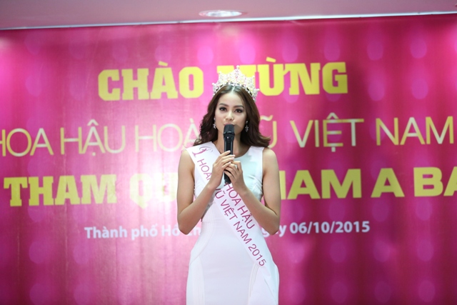Tân Hoa hậu Hoàn Vũ Việt Nam 2015 phát biểu tại buổi họp mặt