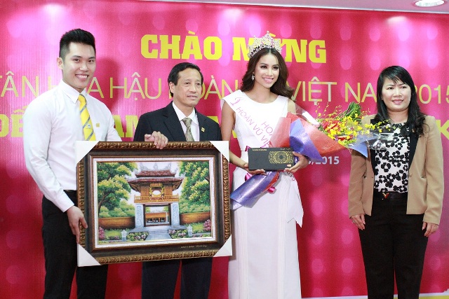Thẻ Nam Á MasterCard Platinum và bức tranh nhiều ý nghĩa được trao tặng cho Tân hoa hậu Phạm Thị Hương
