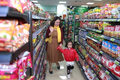 Các tín đồ nội trợ hào hứng trong tuần lễ khai trương chuỗi cửa hàng thực phẩm tiện lợi Co.op Food - Ảnh 2.