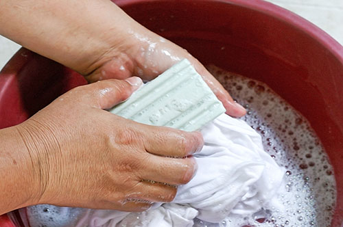 Công nghệ giặt bong bóng EcoBubble giúp bảo vệ sợi vải như thế nào so với giặt thông thường - Ảnh 1.