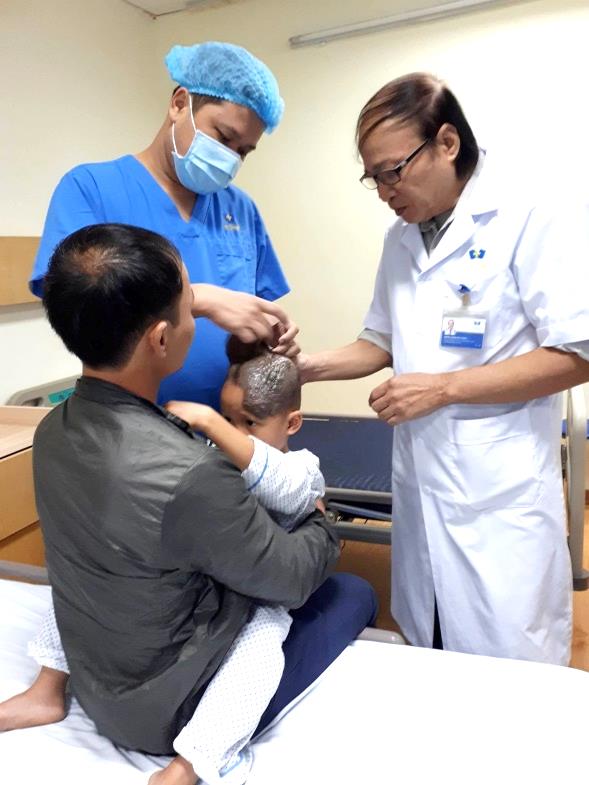 Bệnh viện Hà Thành phẫu thuật miễn phí cho bé bị u hắc tố bẩm sinh diện rộng - Ảnh 2.