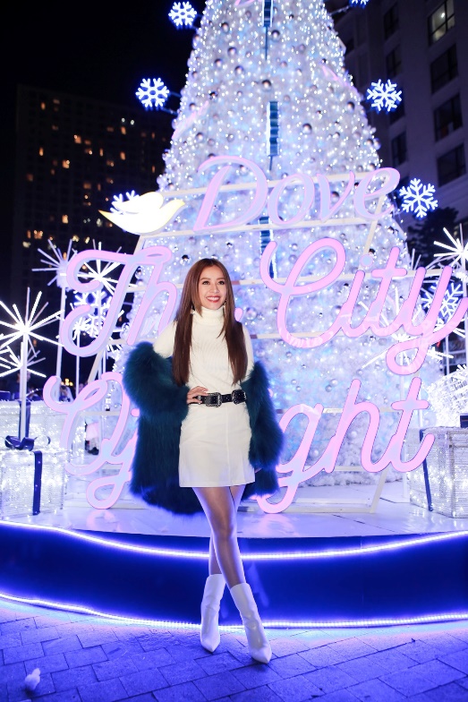 Chi Pu lần đầu tiên trình diễn “Talk To Me” tại sự kiện Giáng Sinh “City of Lights” - Ảnh 1.