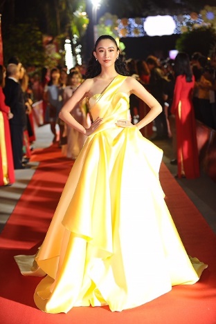 Hoa hậu Hà Thu lần đầu khoe giọng tại “Hội Xuân Văn Nghệ Sĩ ” - Ảnh 2.