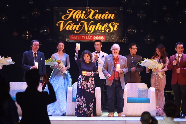 Hoa hậu Hà Thu lần đầu khoe giọng tại “Hội Xuân Văn Nghệ Sĩ ” - Ảnh 3.