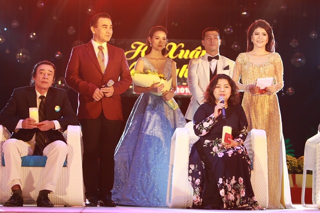 Hoa hậu Hà Thu lần đầu khoe giọng tại “Hội Xuân Văn Nghệ Sĩ ” - Ảnh 5.