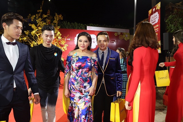 Hoa hậu Hà Thu lần đầu khoe giọng tại “Hội Xuân Văn Nghệ Sĩ ” - Ảnh 9.