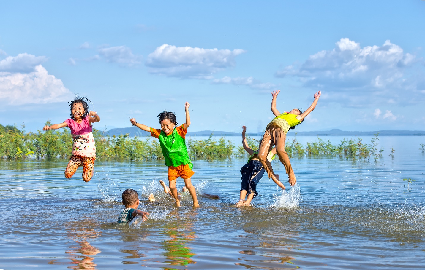 Дети купаются на озере в лагере