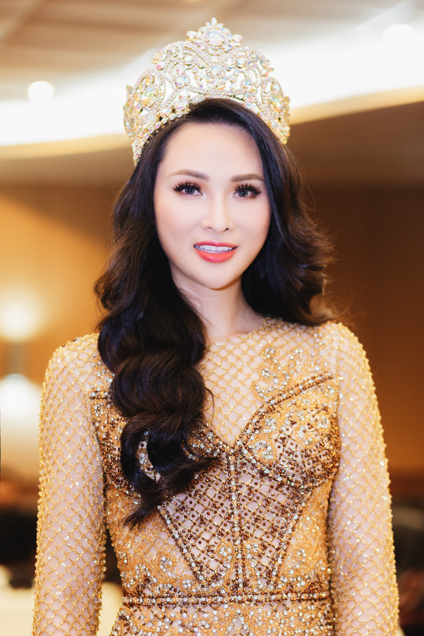 Diện đầm ôm khoe đường cong, hoa hậu Vicky Đinh tự tin trên “ghế nóng” - Ảnh 3. Diện đầm ôm khoe đường cong, hoa hậu Vicky Đinh tự tin trên “ghế nóng” - Ảnh 3.