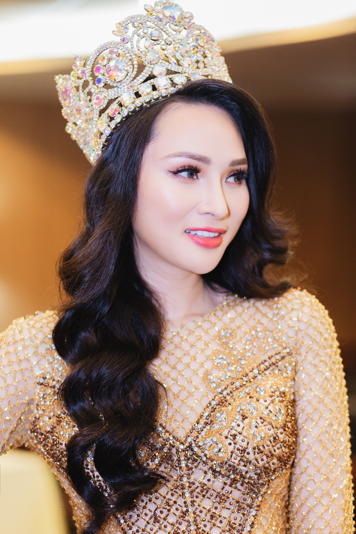 Diện đầm ôm khoe đường cong, hoa hậu Vicky Đinh tự tin trên “ghế nóng” - Ảnh 4. Diện đầm ôm khoe đường cong, hoa hậu Vicky Đinh tự tin trên “ghế nóng” - Ảnh 4.