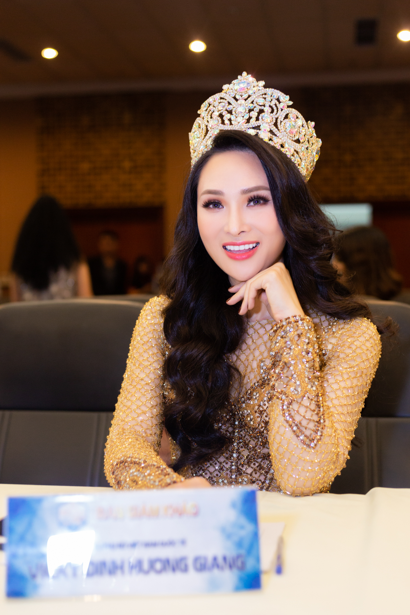 Diện đầm ôm khoe đường cong, hoa hậu Vicky Đinh tự tin trên “ghế nóng” - Ảnh 5. Diện đầm ôm khoe đường cong, hoa hậu Vicky Đinh tự tin trên “ghế nóng” - Ảnh 5.
