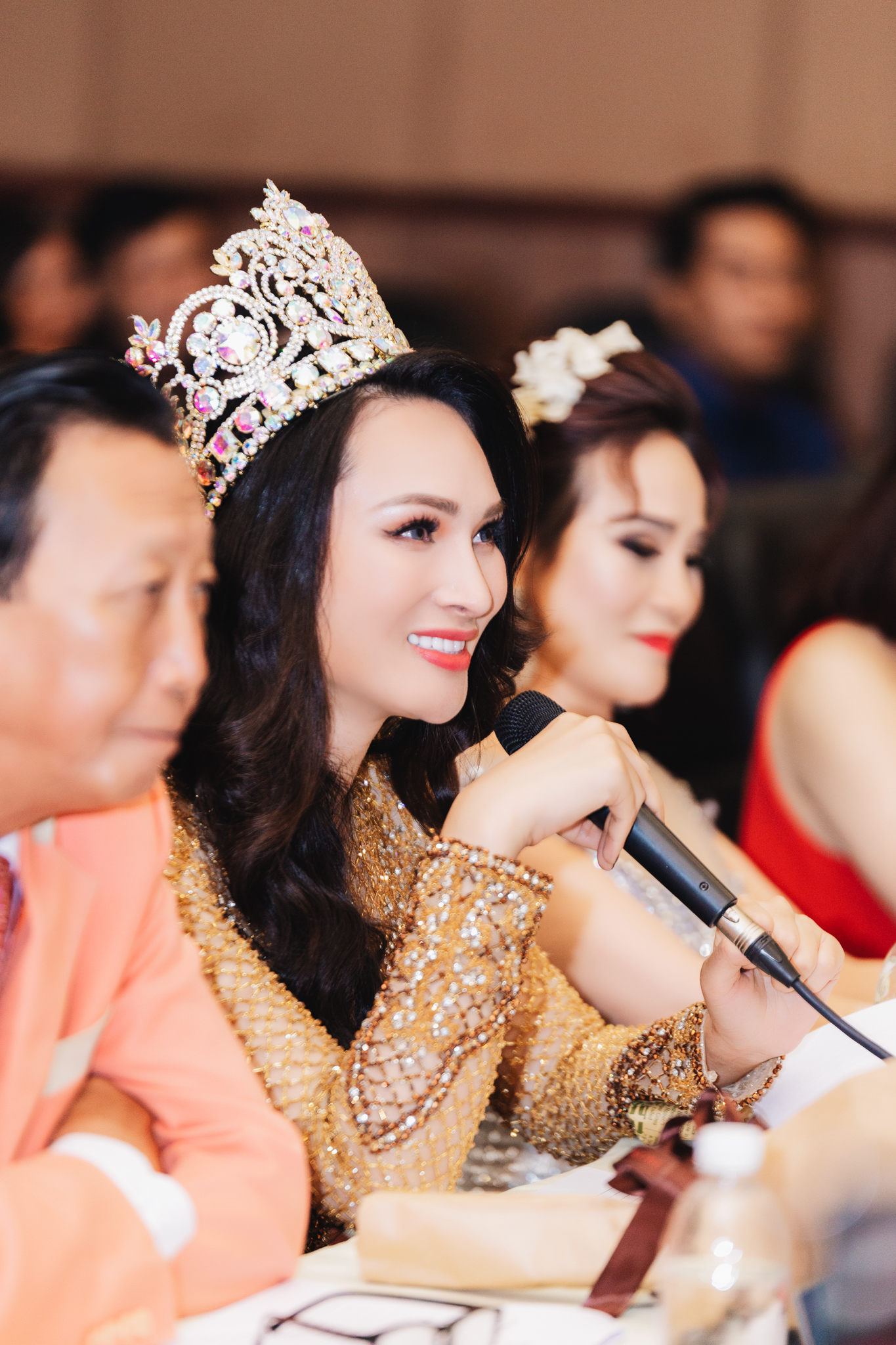 Diện đầm ôm khoe đường cong, hoa hậu Vicky Đinh tự tin trên “ghế nóng” - Ảnh 6. Diện đầm ôm khoe đường cong, hoa hậu Vicky Đinh tự tin trên “ghế nóng” - Ảnh 6.