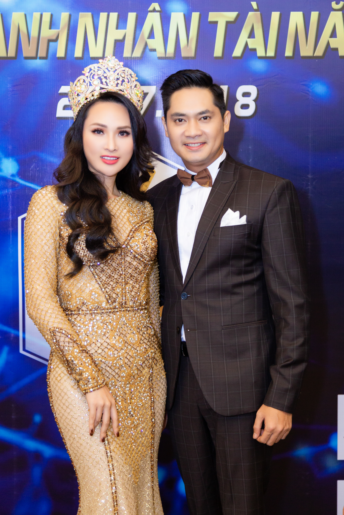Diện đầm ôm khoe đường cong, hoa hậu Vicky Đinh tự tin trên “ghế nóng” - Ảnh 8. Diện đầm ôm khoe đường cong, hoa hậu Vicky Đinh tự tin trên “ghế nóng” - Ảnh 8.