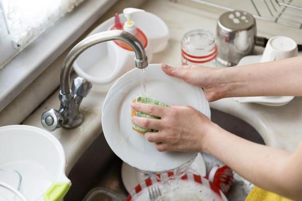 Vô tư dùng nước rửa chén trôi nổi: Phụ nữ vẫn đang mạo hiểm với chính mình và gia đình? - Ảnh 1.