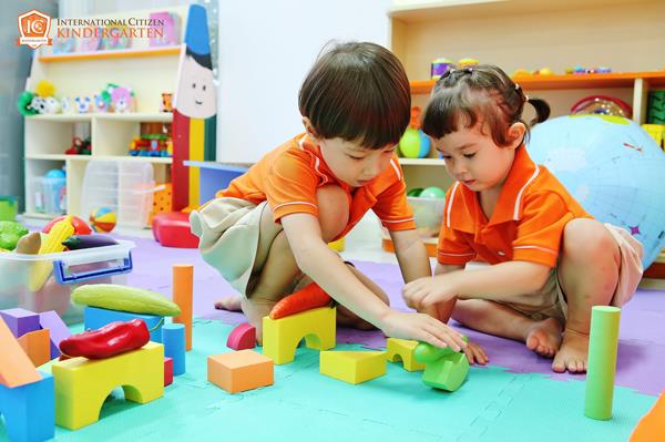 Trẻ được học chương trình song ngữ từ mầm non sẽ có phát triển tốt về trí não và ngôn ngữ - Ảnh 2.