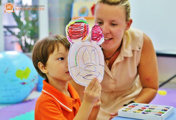 Trẻ được học chương trình song ngữ từ mầm non sẽ có phát triển tốt về trí não và ngôn ngữ - Ảnh 3.
