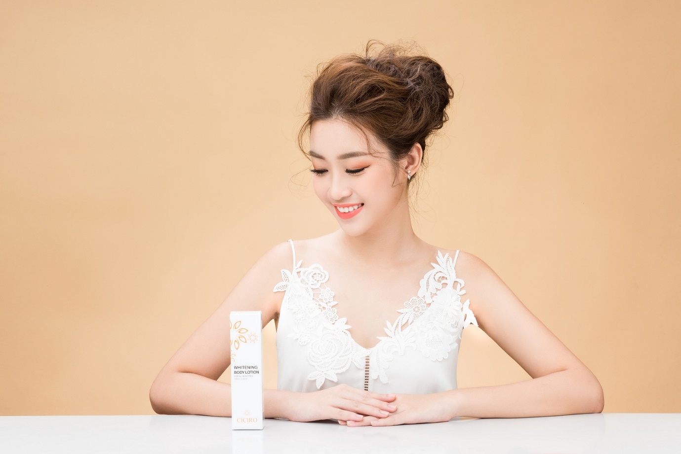 Khám phá 4 tuyệt chiêu làm đẹp vào mùa thu từ các hoa hậu - Ảnh 5. Khám phá 4 tuyệt chiêu làm đẹp vào mùa thu từ các hoa hậu - Ảnh 5.