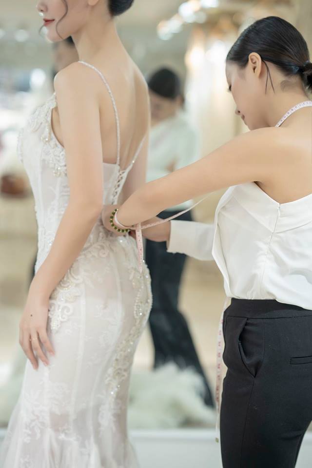 MC Minh Hà diện váy cưới “nàng tiên cá”,  khoe vòng eo 54 cm - Ảnh 3.