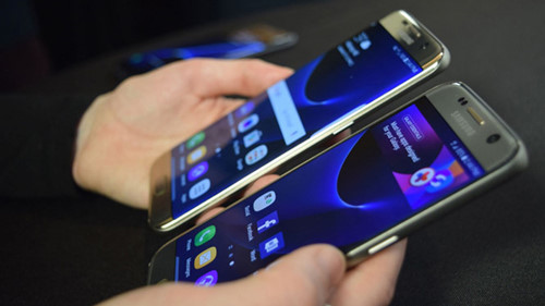 Galaxy S7 đi kèm với một số phần mềm bloatware, nhưng bạn cũng có thể bỏ chúng đi - Ảnh: AFP