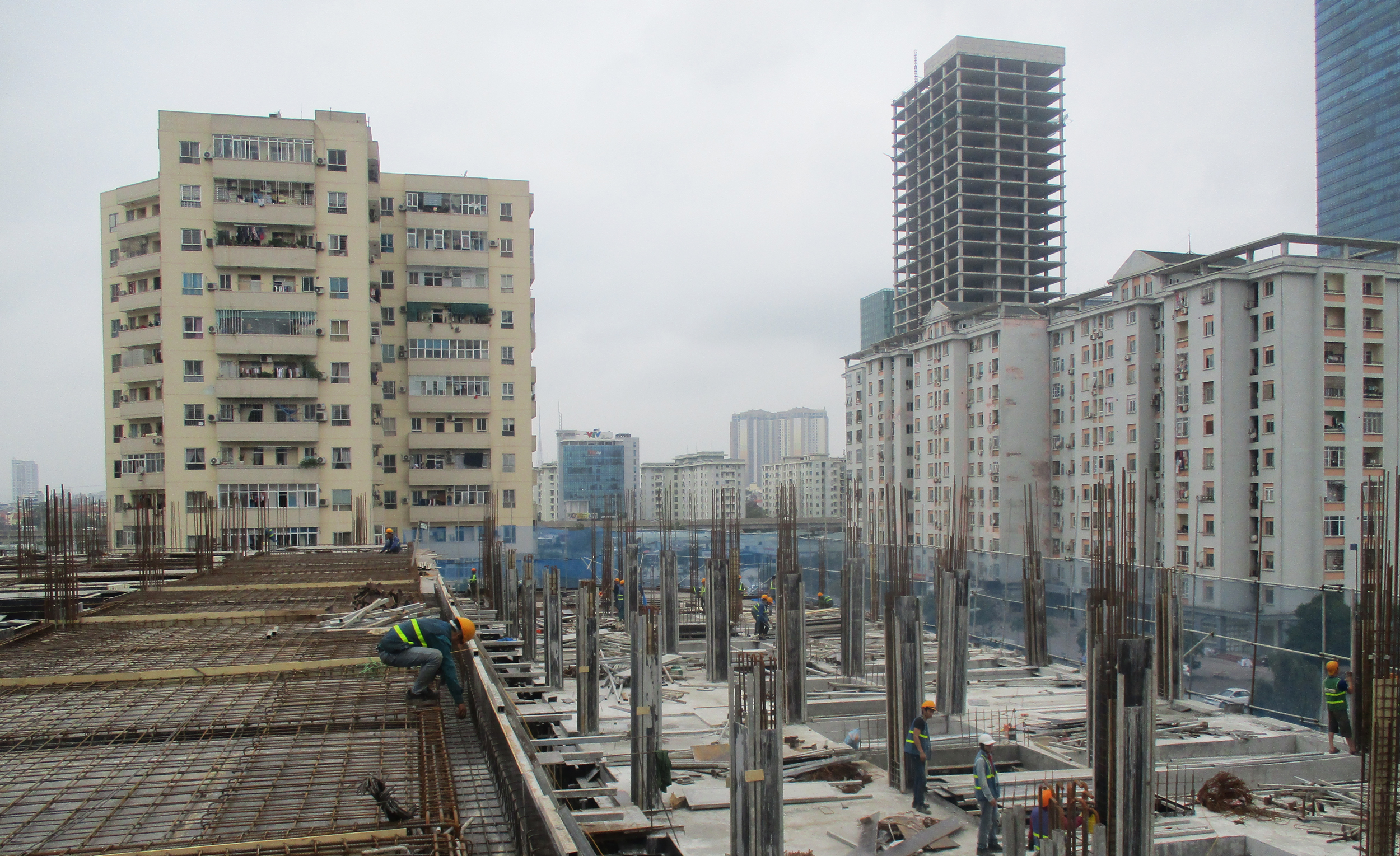 Để đảm bảo tiến độ bàn giao nhà cho khách hàng, chủ đầu tư Vimedimex Group đã yêu cầu nhà thầu tăng cường huy động nhân lực, vật lực, song song cùng lúc xây dựng hạng mục nhà ở cùng với cảnh quan bên trong.