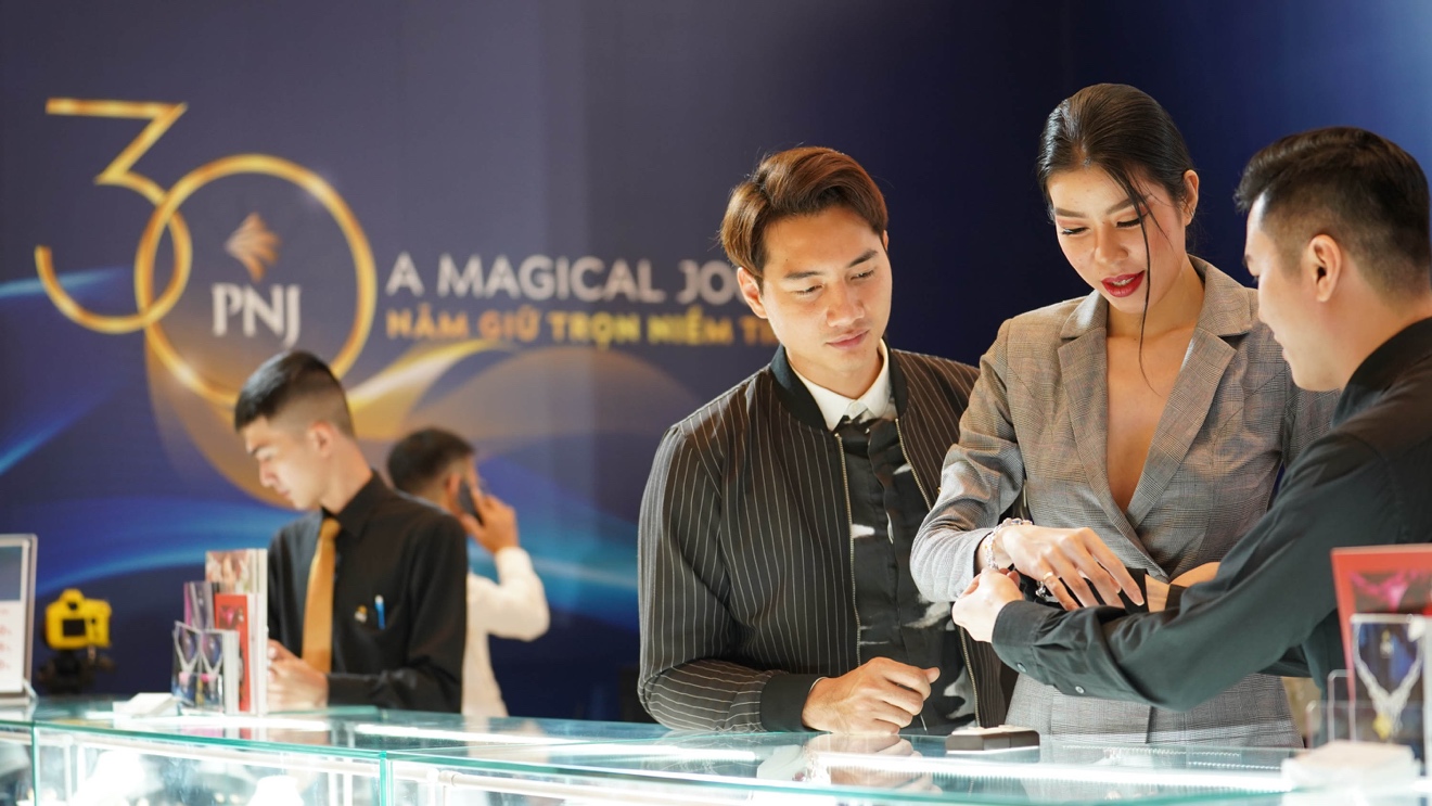 Đế chế kim hoàn PNJ chơi lớn tổ chức triển lãm trang sức ngay khi vừa kết thúc show lớn A Magical Journey - Ảnh 5. Đế chế kim hoàn PNJ chơi lớn tổ chức triển lãm trang sức ngay khi vừa kết thúc show lớn A Magical Journey - Ảnh 5.
