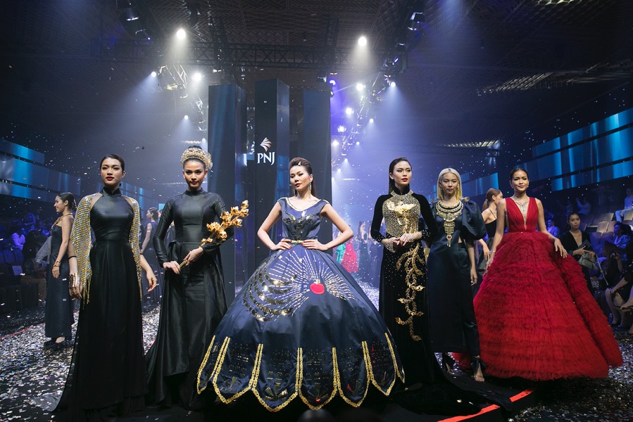 Đế chế kim hoàn PNJ chơi lớn tổ chức triển lãm trang sức ngay khi vừa kết thúc show lớn A Magical Journey - Ảnh 12. Đế chế kim hoàn PNJ chơi lớn tổ chức triển lãm trang sức ngay khi vừa kết thúc show lớn A Magical Journey - Ảnh 12.