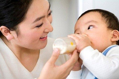 Nguyên tắc pha sữa quan trọng cho bé yêu khỏe mạnh từ mẹ Nhật - Ảnh 1.