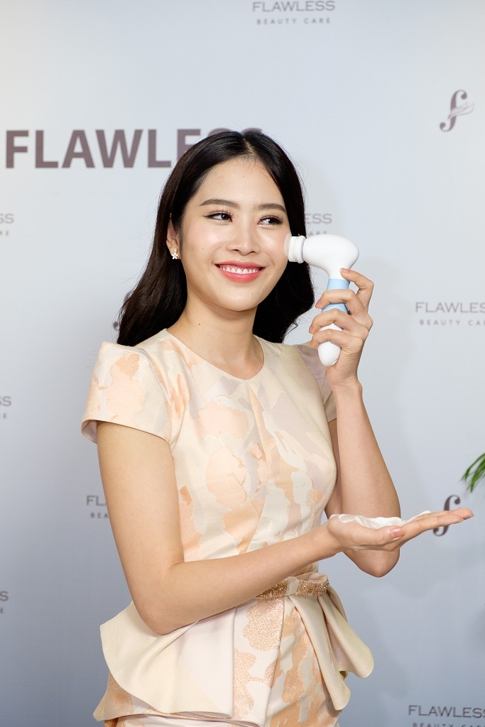 Sạch da, trẻ h&oacute;a với m&aacute;y rửa mặt cọ Nano Flawless - Ảnh 1.