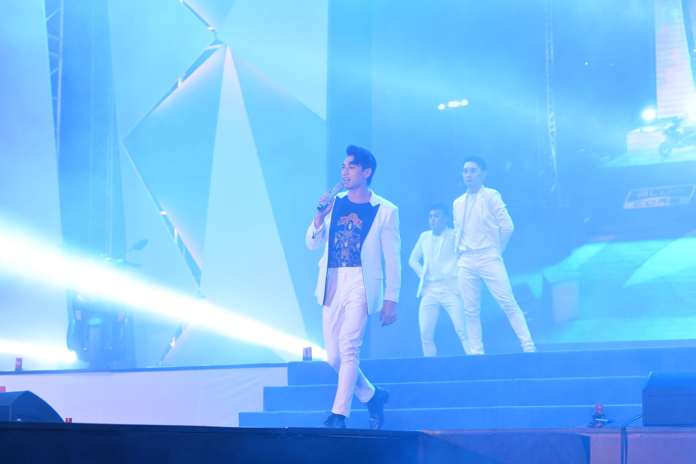 Soái ca Isaac “đốn tim” hàng ngàn bạn trẻ trong đêm nhạc hoành tráng tại Nha Trang - Ảnh 1. Soái ca Isaac “đốn tim” hàng ngàn bạn trẻ trong đêm nhạc hoành tráng tại Nha Trang - Ảnh 1.