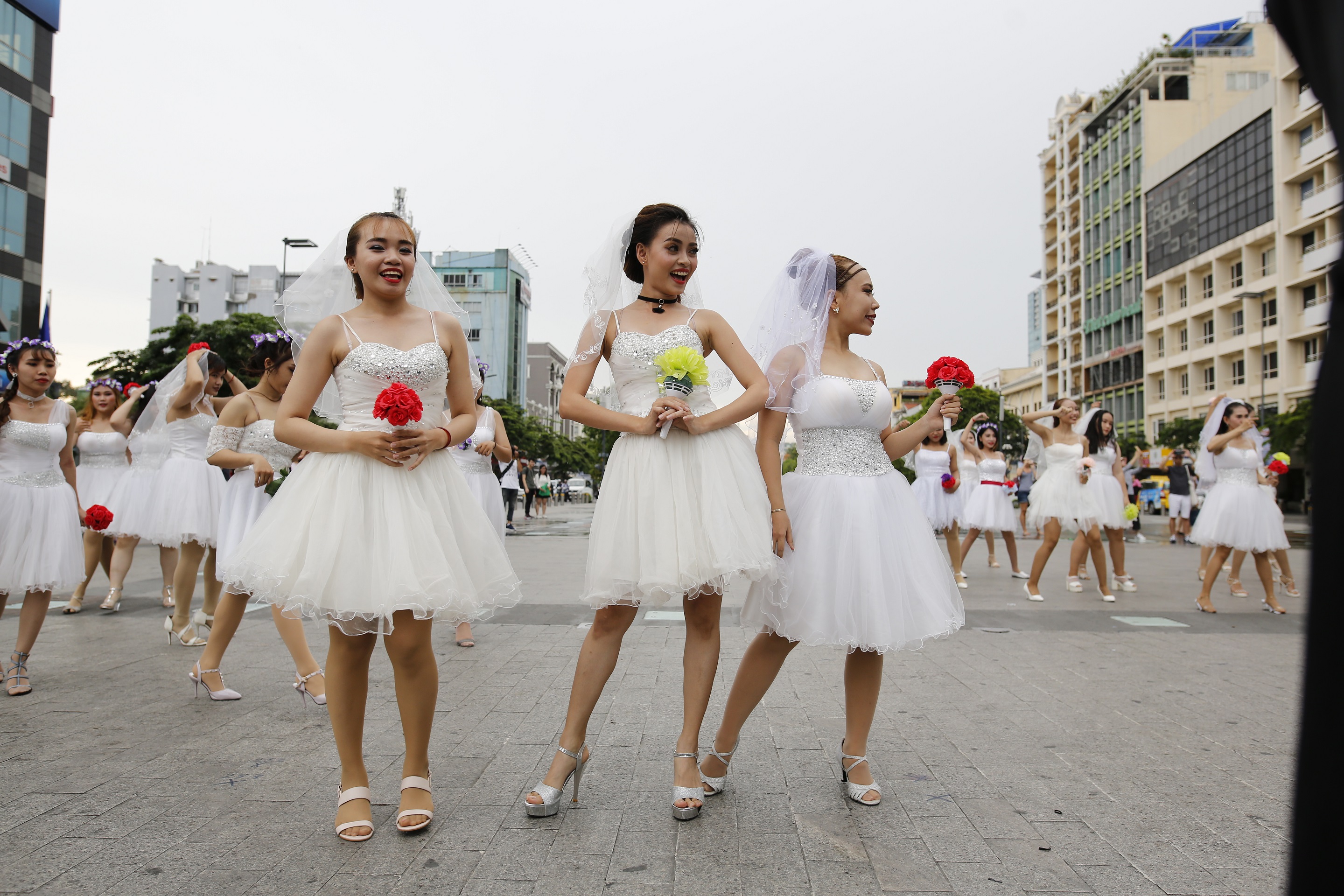 Vũ đạo nhảy flashmob của hơn 60 cô dâu, chú rể bên lề phim “Ngày mai Mai cưới” - Ảnh 1. Vũ đạo nhảy flashmob của hơn 60 cô dâu, chú rể bên lề phim “Ngày mai Mai cưới” - Ảnh 1.