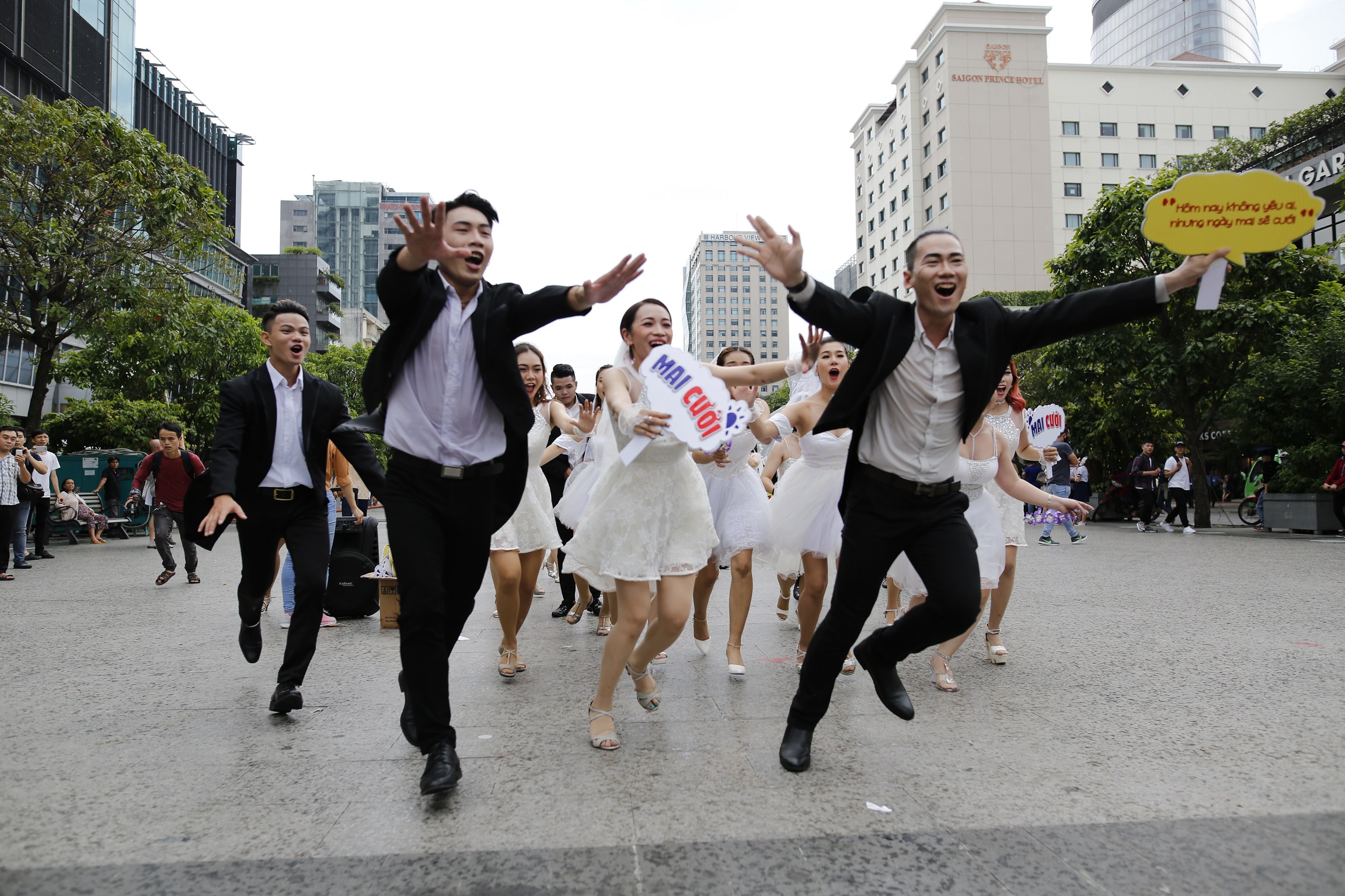 Vũ đạo nhảy flashmob của hơn 60 cô dâu, chú rể bên lề phim “Ngày mai Mai cưới” - Ảnh 2. Vũ đạo nhảy flashmob của hơn 60 cô dâu, chú rể bên lề phim “Ngày mai Mai cưới” - Ảnh 2.