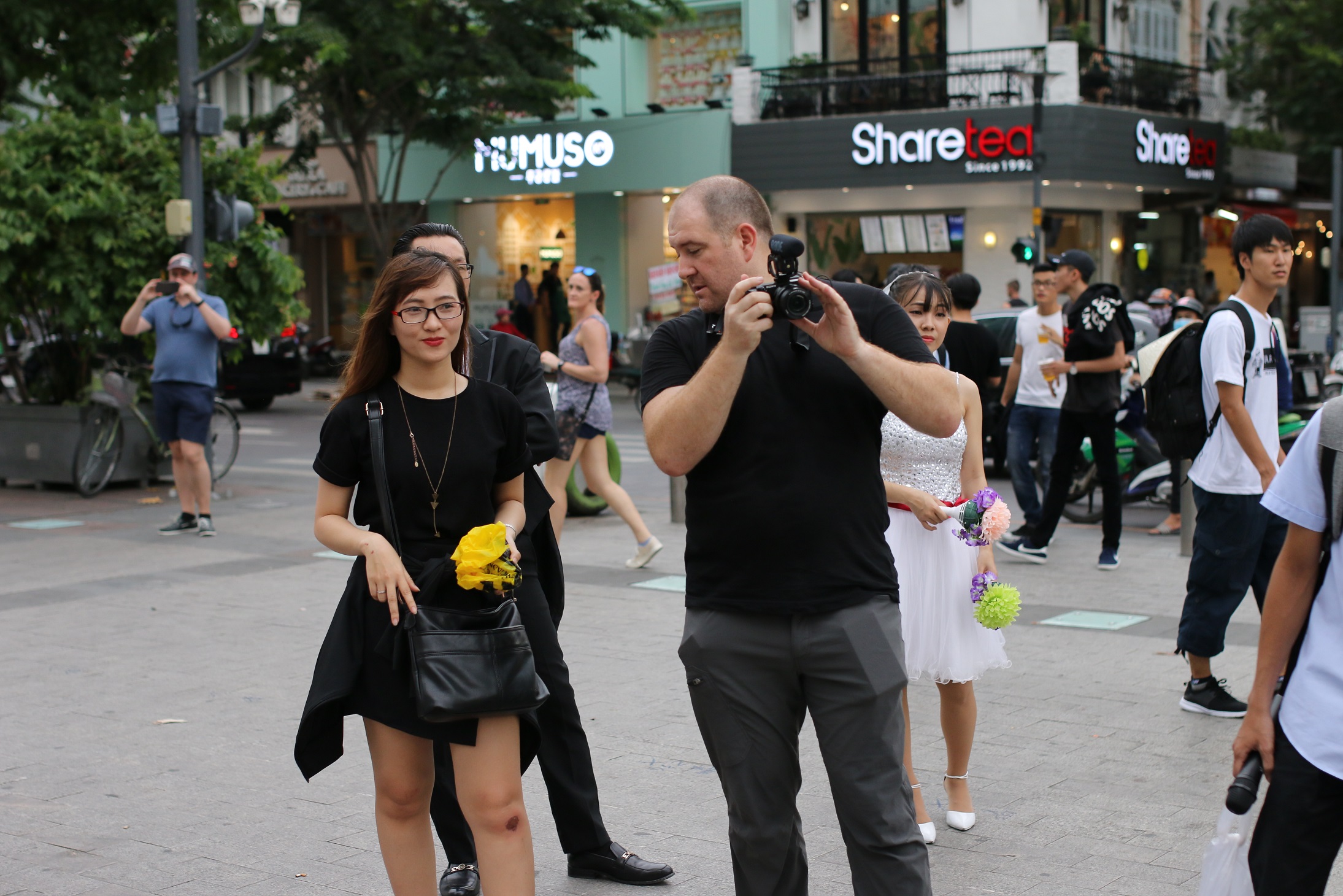 Vũ đạo nhảy flashmob của hơn 60 cô dâu, chú rể bên lề phim “Ngày mai Mai cưới” - Ảnh 3. Vũ đạo nhảy flashmob của hơn 60 cô dâu, chú rể bên lề phim “Ngày mai Mai cưới” - Ảnh 3.